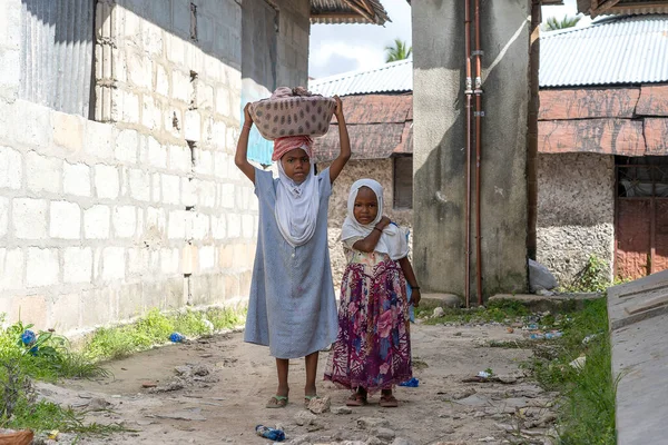 Zanzibar Tanzânia Janeiro 2020 Desconhecido Meninas Africanas Felizes Uma Rua — Fotografia de Stock