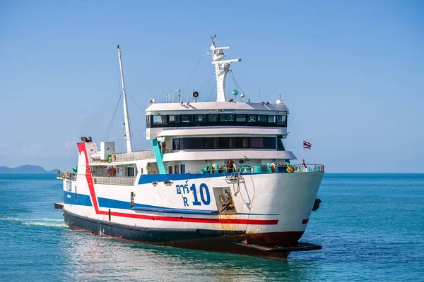 パンガン島2020年2月16日 ドンサック桟橋からサムイ島およびパンガン島への旅客 貨物を輸送するラジャフェリー — ストック写真