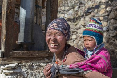 Himalaya Köyü, Nepal - 17 Ekim 2016: Nepal 'deki bir dağ köyünde Nepal' li anne ve çocuğunun portresi