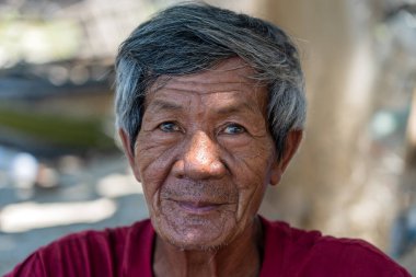 Cu Lao Cham, Vietnam - 11 Haziran 2020: Danang, Vietnam yakınlarındaki Cu Lao Cham adasında yaşlı bir adam