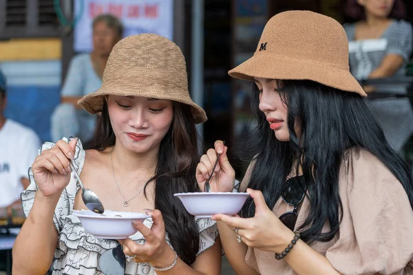 Hoi Vietnam Juni 2020 Två Asiatiska Flicka Vila Gatan Restaurang — Stockfoto