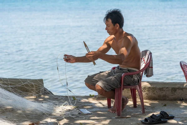 Lao Cham Vietnam Junio 2020 Pescador Vietnamita Étnico Teje Una — Foto de Stock