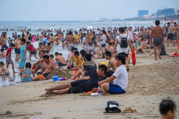 越南达能 2020年6月14日 越南家庭在越南达能市工作后 在海滩上放松下来 晚上在海里游泳 当地居民在海滩上休息 — 图库照片