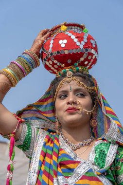PUSHKAR, INDIA - 16 Kasım 2018: Çölde Hintli genç kız Thar zamanında Pushkar Camel Mela kutsal şehir Pushkar, Rajasthan, Hindistan, yakın portre