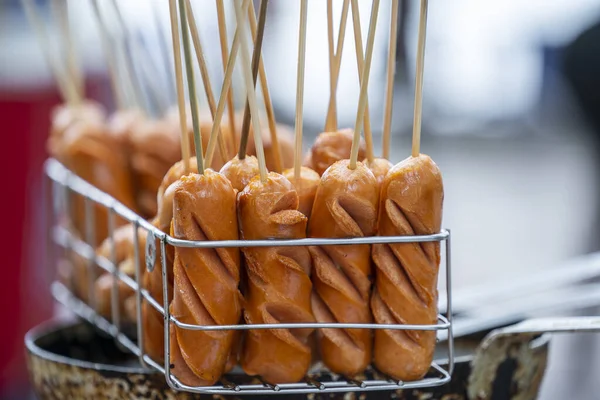 Deliziose Salsicce Carne Alla Griglia Bastoncini Legno Mercato Alimentare Strada — Foto Stock