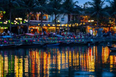 Hoi An, Vietnam - 15 Mart 2020 Hoi An 'da gece manzarası ve renkli restoranlar. Hoi An, Vietnam 'ın ortasında Da Nang yakınlarındaki bir şehirdir ve nehir kıyısındaki iyi korunmuş eski kasabasıyla ünlüdür.