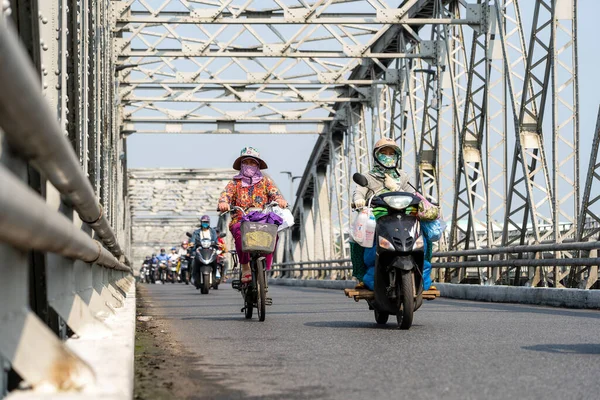 越南顺化 2020年3月12日 越南顺化镇的汽车和人行钢桥 骑摩托车的人在过桥的路上 — 图库照片