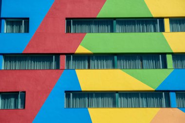 Malezya, Kota Kinabalu caddesindeki çok renkli binanın ön cephesi.