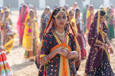 PUSHKAR, INDIA - 16 Kasım 2018: Çölde Hintli genç kız Thar zamanında Pushkar Camel Mela kutsal şehir Pushkar, Rajasthan, Hindistan, yakın portre