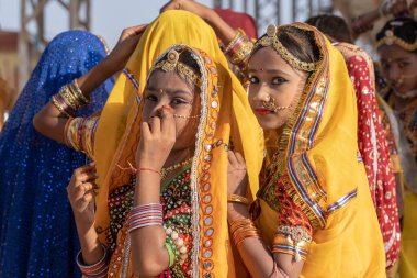 PUSHKAR, INDIA - 16 Kasım 2018: Çölde Hintli genç kız Thar zamanında Pushkar Camel Mela kutsal şehir Pushkar, Rajasthan, Hindistan, yakın portre