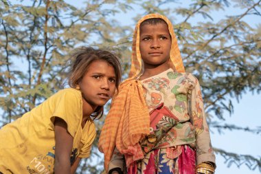 PUSHKAR, INDIA - 17 Kasım 2018: Çölde Hintli iki kız Thar zamanında Pushkar Camel Mela kutsal şehir Pushkar, Rajasthan, Hindistan, yakın portre