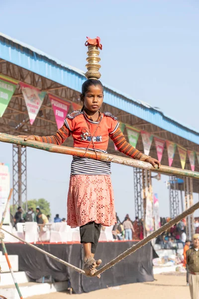 プシュカル インド 2018年11月16日 インドのラジャスタン州プシュカル近くのプシュカル キャメル メラで知られていない平衡主義者の家族が時間通りにショーを行います — ストック写真