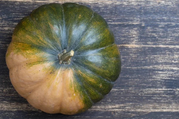 Große Bunte Rohe Kürbis Auf Hölzernem Hintergrund Nahaufnahme Draufsicht Kopierraum — Stockfoto