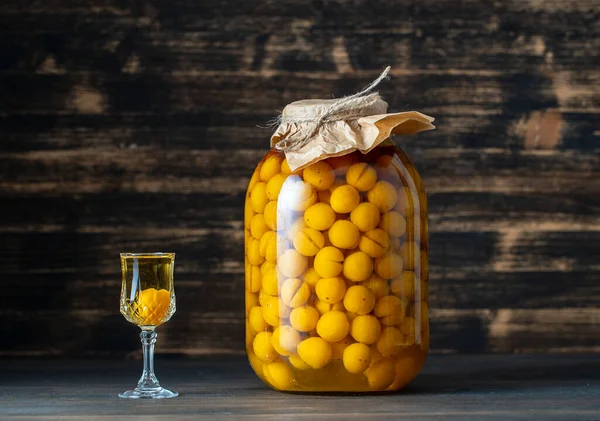 Tintura Casera Ciruela Cereza Amarilla Tarro Vidrio Una Copa Cristal — Foto de Stock