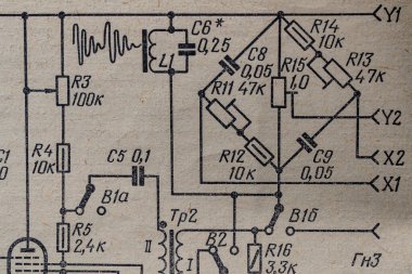 Eski radyo devresi, eski kağıt elektrik şemasına, eğitim ve elektrik endüstrisi için arka plan olarak basılmış. SSCB 'den elektrik telsiz şeması