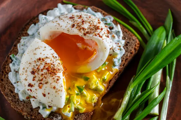 美味的三明治配上面包 蔬菜大蒜沙拉 煮得软软的鸡蛋和盘中的酸奶油 — 图库照片