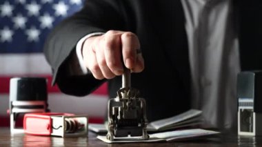 Göçmenlik ve pasaport kontrolü. Amerikan bayrağı geçmişinde. Kapatın. Tatil ve seyahat konsepti. Göçmenlik sınır kontrol memuru havaalanına uluslararası pasaportla gelecek.