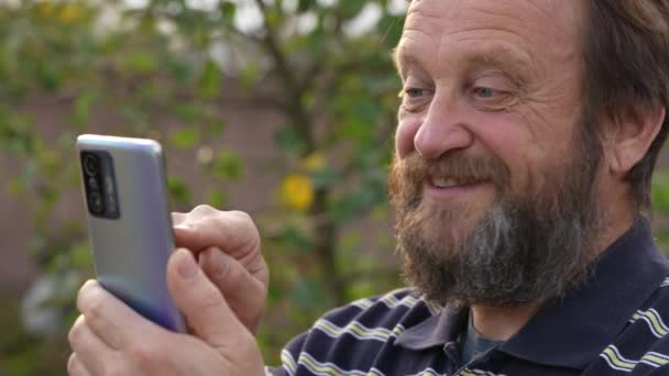 Homem Adulto Sênior Feliz Descansa Natureza Recebe Mensagem Velho Amigo — Vídeo de Stock