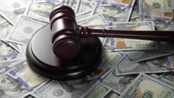 Tahta Yargıç Tokmağı Arka Planda 100 Dolarlık Banknotlar Olan Ses — Stok video