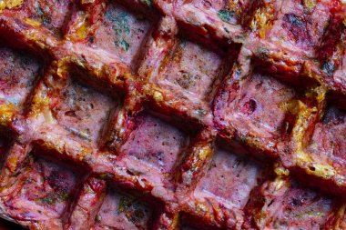 Pancar kökü, kabak, peynir ve waffle makinesiyle yapılan otların arka plan ve dokusu, yakın plan, üst görüş. Yemek için lezzetli sebzeli waffle.