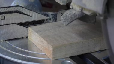 Tahta bir tahtanın kenarını kesmek için testere bıçağı, yakın çekim. Bir atölyede dairesel testere üzerinde çalışıyorum.