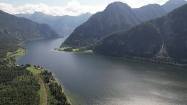 Hallsttter 'ın havadan görünüşü ya da Hallstatt Gölü ve büyük dağlar Avusturya' daki Hallstatt köyünün yanında, seyahat ve doğa konsepti