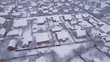 Kış zamanı özel evleri ve bahçeleri olan Ukrayna kar köyünün hava manzarası. Bir İHA 'dan ateş etmek. Ukrayna, Doğu Avrupa