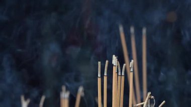 Danang, Vietnam 'daki Budist tapınağında tütsü çubukları dumanla yanıyor.