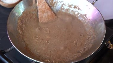 Et için baharatlı sos kızartma tavasında pişirilir, yakından. Endonezya 'da. Endonezya mutfağı, baharatlı sos. Yemek pişirmek.