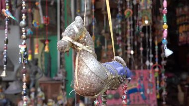 Udaipur, Rajasthan, Hindistan 'daki yerel sokak pazarında satılık renkli el yapımı eşyalar. Kapat.