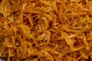 İnce dilimlenmiş turuncu havuçların canlı dokusu, tüm resmi dolduruyor, yakın plan, üst görünüm