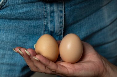 Beyaz granüllü şeker arka plandaki şeker küplerinde, üst manzara, kapat. Sağlıksız yeme, obezite, kalp hastalığı, diyabet kavramı.