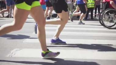 Tekerlekli sandalye yavaş hareket üzerinde maraton atlet