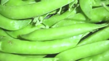 Aydınlık yeşil bezelye sol ağır çekim açmak