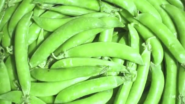 Au ralenti, les petits pois verts lavés tournent à droite — Video