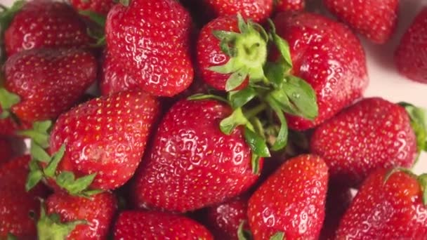 Fraise au ralenti sur une plaque blanche tourne à droite — Video