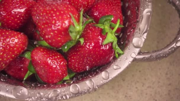 Rörelse av kameran på jordgubbar i ett durkslag under vatten droppar slowmotion — Stockvideo