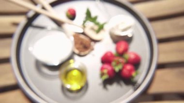 Pişirme için maddeler tepsiye yalan ve kameraya yaklaşırken