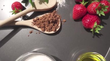 Bir pişirme çanağı çilek ve pişirme malzemeleri döndür