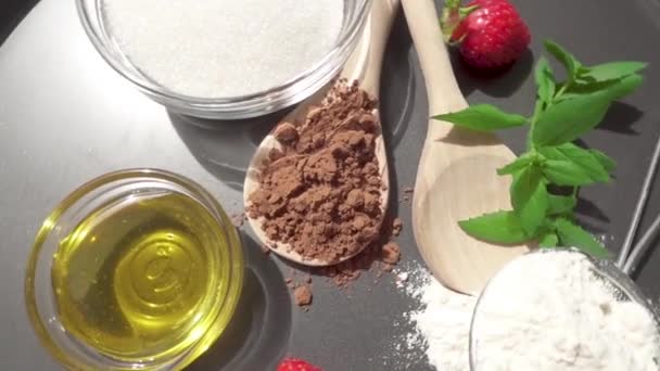 Aardbeien en cacao op een ovenschaal met munt en honing — Stockvideo