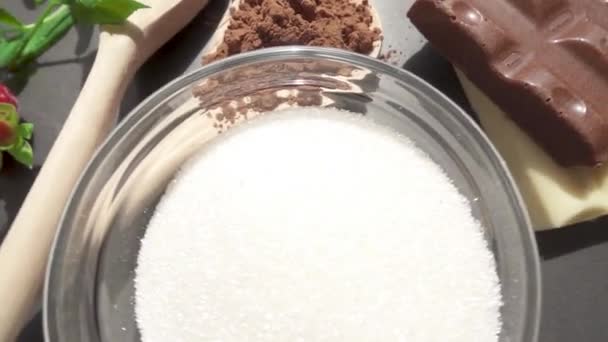 Menta e morango entre farinha e açúcar ao lado de chocolate — Vídeo de Stock
