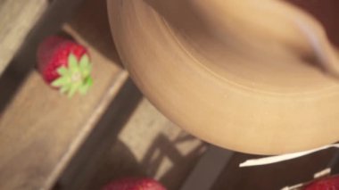 Bir sürahi ve çilek kamera hareketi süt