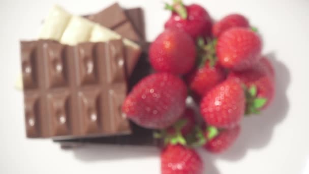 Pohyb kamery na jahody a čokoláda — Stock video