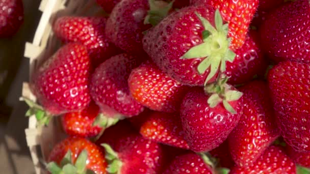 Erdbeere im Weidenkorb und Kamerafahrt auf Cocktail-Zeitlupe — Stockvideo