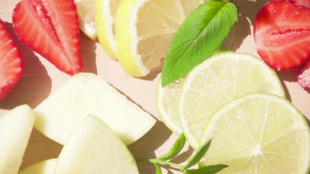 Au soleil éclatant une tranche de fruits juteux et boire dans un verre au ralenti — Video