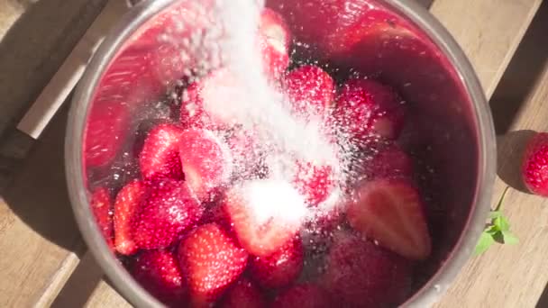 Zucker in eine Pfanne mit Erdbeeren in Zeitlupe gießen — Stockvideo