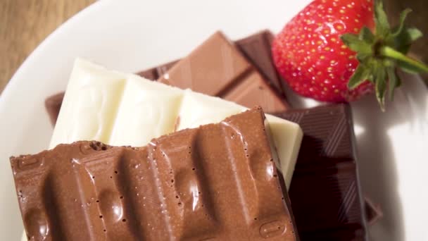 Schokolade und Erdbeere neben einem Glas mit Milchshake-Zeitlupe — Stockvideo