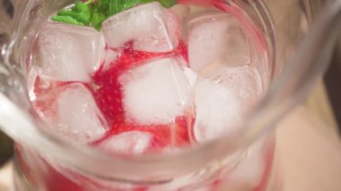 Buz sürahi ve kamera ile çilek çilek üzerinde aşağı taşır