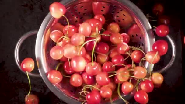Dojrzałych wiśni popada w durszlak zwolnionym tempie — Wideo stockowe