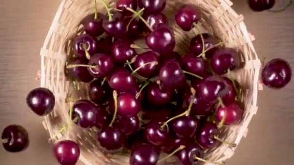 Zwolnionym tempie cherry popada w wiklinowym koszu — Wideo stockowe